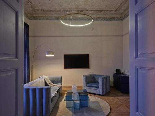 donebe hotel & wellness Kutná Hora في كوتنا هورا: غرفة معيشة مع كرسيين وتلفزيون