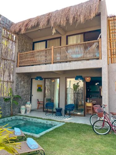 Villa mit einem Pool und einem Balkon in der Unterkunft Zami 03 & 04 in Pôrto de Pedras