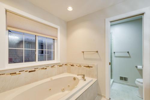 Ένα μπάνιο στο 7 Mi to Dtwn Toledo Spacious Family Home!