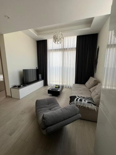 Luxurious One Bedroom Apartment - Azizi Riviera