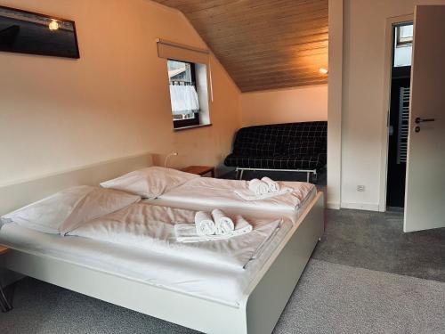 a bedroom with a bed with two towels on it at Apartment BERGfamilie - gemütlich ausgestattet, ruhig und familienfreundlich in Schliersee