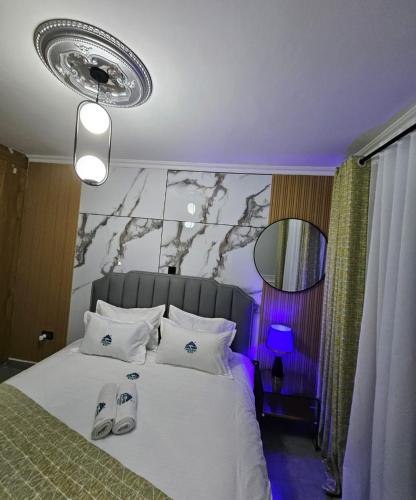 En eller flere senge i et værelse på Be Happy Homes Tsavo Fedha 522