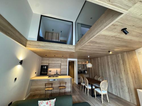 een keuken en woonkamer met een tafel en stoelen bij EUROPA Dúplex reformado en verano25 in Sierra Nevada