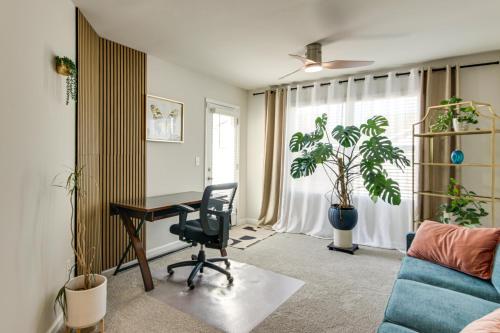 3 Mi to Lake Wylie! Modern Charlotte Townhome في Pine Harbor: غرفة معيشة مع مكتب وكرسي