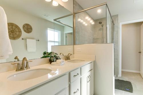 3 Mi to Lake Wylie! Modern Charlotte Townhome في Pine Harbor: حمام به مغسلتين ومرآة كبيرة