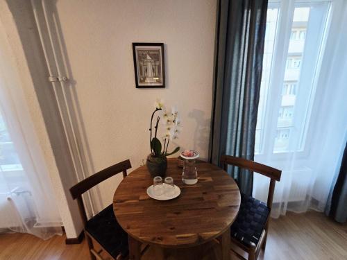 une table en bois dans une pièce avec une table et des chaises dans l'établissement Geste Haus Luzern, à Root