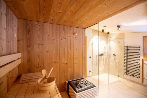 Et badeværelse på Modernes Architektur-Chalet mit Alpenpanorama