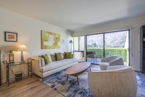 Et opholdsområde på Mtn-View Condo with Pool Access in Palm Springs!