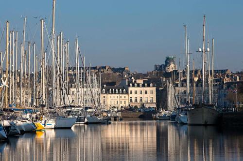 un groupe de bateaux est amarré dans un port dans l'établissement Kyriad Prestige Vannes Centre-Palais des Arts, à Vannes