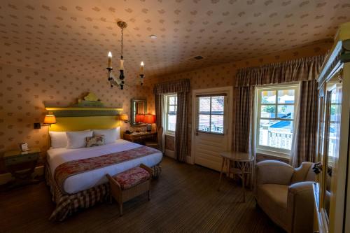 Ένα ή περισσότερα κρεβάτια σε δωμάτιο στο Tallman Hotel