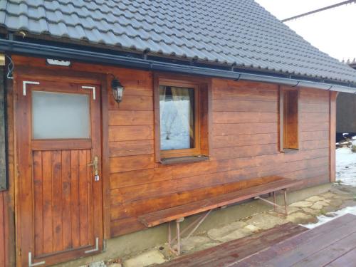 البناء الذي يحتوي الكوخ