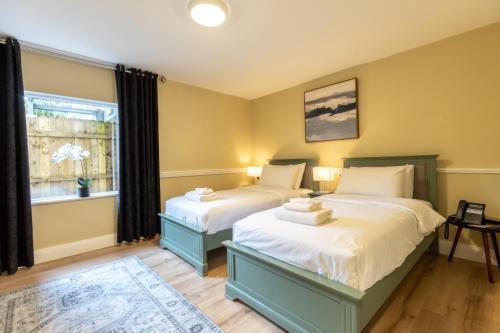 En eller flere senge i et værelse på Whitegates Hotel