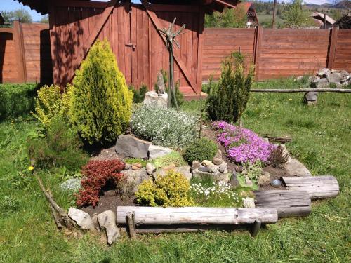 a garden with flowers and plants in a yard at "Будиночок гедоніста" in Tukhlya