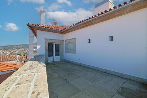 ein weißes Haus mit einem Balkon mit Terrasse in der Unterkunft Casa Correio Boutique Hotel in Valença