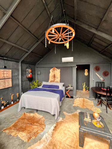 um quarto com uma cama e um lustre em ConstelacaodaChapada em Ibicoara