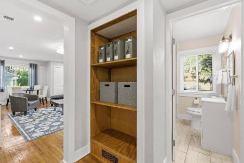 una habitación con baño con inodoro y mesa en Happy Ours, en New Smyrna Beach