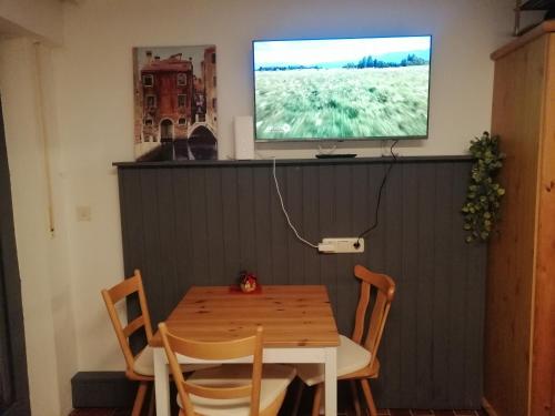 TV a/nebo společenská místnost v ubytování Quiet location in Schönau, free parking, balcony