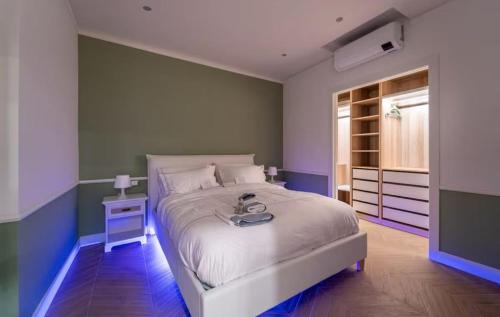 Thea- Duomo Centro storico في مونزا: غرفة نوم بها سرير أبيض كبير ونافذة