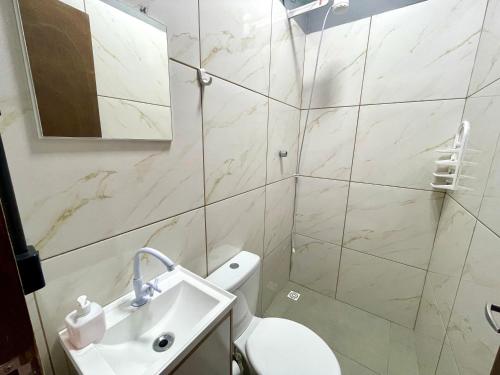 Et badeværelse på Microcasa em Itajaí, curta BC e Beto Carrero