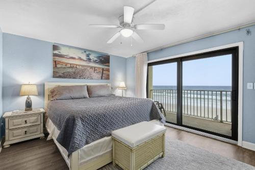 een slaapkamer met een bed met uitzicht op de oceaan bij Zodiac 4 in Halifax Estates