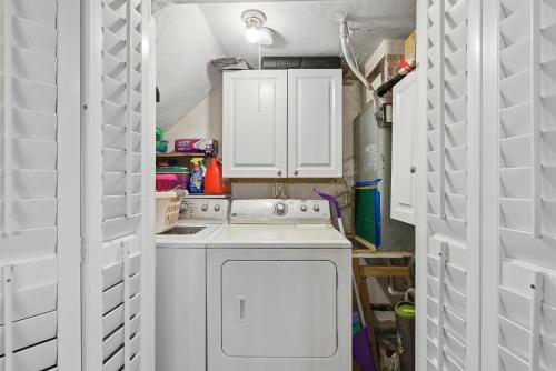 een keuken met witte kasten en een kookplaat oven bij Zodiac 4 in Halifax Estates