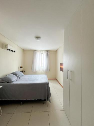 a bedroom with a bed and a window at Apto com Estilo e Conforto no Centro in Petrolina
