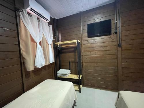 En eller flere senge i et værelse på Microcasa em Itajaí, curta BC e Beto Carrero