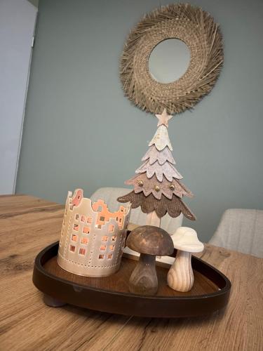 Cayeux sur oiseaux في كايو سور مير: صينية عليها زينة عيد الميلاد على طاولة