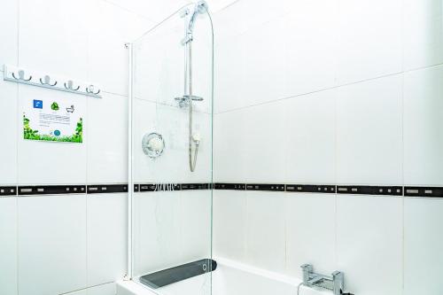 Ένα μπάνιο στο 2BR Hotel-Style Near Beach, Free Parking, Sleeps 4