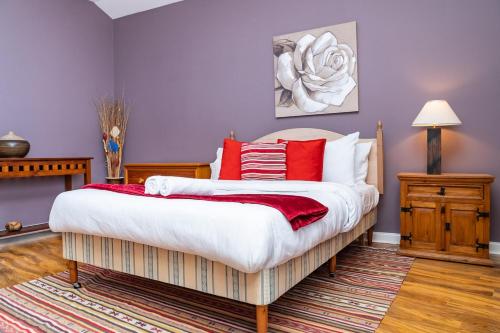 Ένα ή περισσότερα κρεβάτια σε δωμάτιο στο 2BR Hotel-Style Near Beach, Free Parking, Sleeps 4