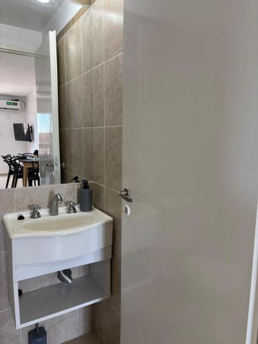 un baño con lavabo y espejo en Loft - Zona hospitales - Familias!, en Rosario