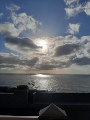 Blick auf das Meer unter einem wolkigen Himmel in der Unterkunft El Pescador El Pris, by Nivariahost in El Pris