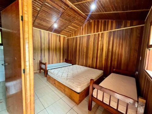 Giường trong phòng chung tại Casa ROOTS