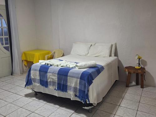 سرير أو أسرّة في غرفة في Pousada Recanto do Cajueiro