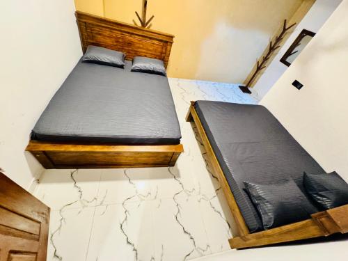 Een bed of bedden in een kamer bij Madinah Comfort Inn