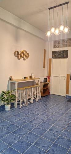 Una cocina con una mesa y sillas en una habitación. en Minny house Home stay, en Ban Komo Sip Paet
