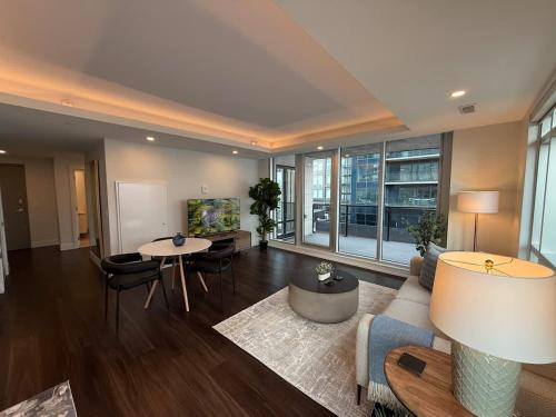 ein Wohnzimmer mit Sofa und Tisch in der Unterkunft Waterfront 1 BR corner unit - 6 appliances & gym in Halifax