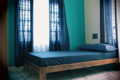 Ένα ή περισσότερα κρεβάτια σε δωμάτιο στο Saanvi by Mohanam Comfort Homes