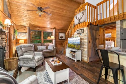 Un lugar para sentarse en Secluded Cozy Cabin with Hot Tub & Fire Pit