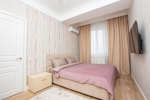 En eller flere senge i et værelse på Rose Valley Premium Residence