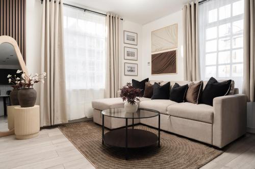 una sala de estar con un sofá y una mesa en New Modern 2 Bedroom Central Apt Greater Manchester, Sleeps 5, Near Airport with Great Transport Links, en Stockport