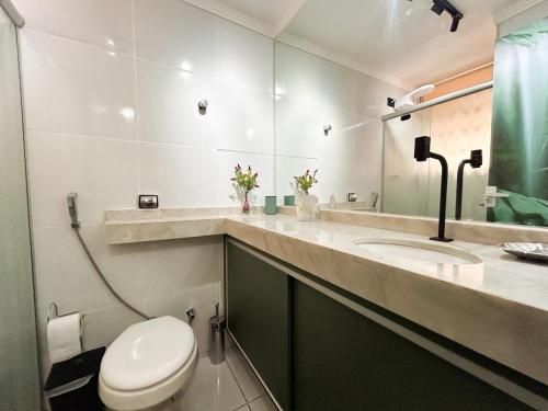 AP Smart City Life Flat في كامبيناس: حمام مزود بمرحاض ومغسلة ومرآة