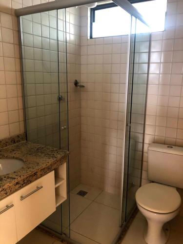 a bathroom with a shower with a toilet and a sink at Apto com Estilo e Conforto no Centro in Petrolina