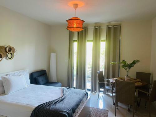 Modern 2 Queen Beds Apartment with Garden View