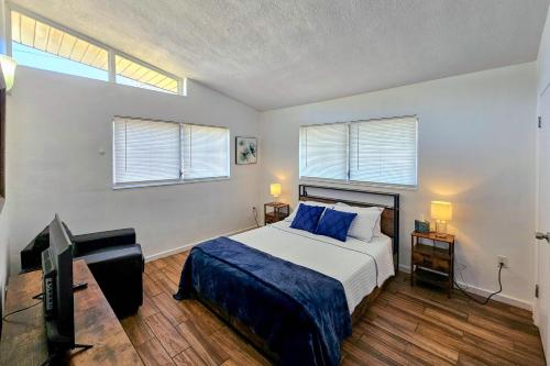 Postel nebo postele na pokoji v ubytování 2 Mi to Cocoa Riverfront Park Home with Patio!