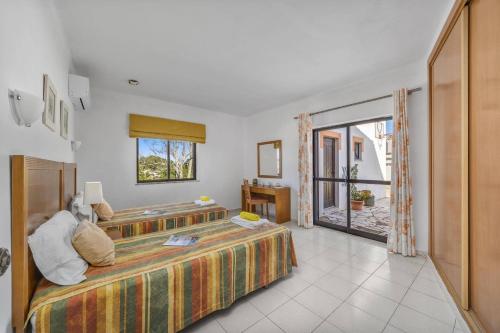 Ένα ή περισσότερα κρεβάτια σε δωμάτιο στο Villa Eira by Villa Plus