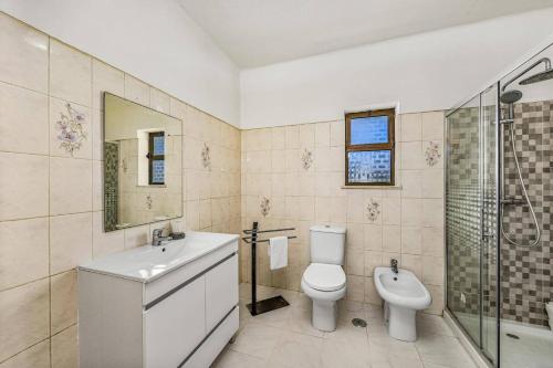 Ένα μπάνιο στο Villa Eira by Villa Plus