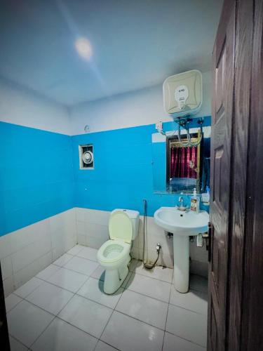 The Diplomat Suites Bahria Town في روالبندي: حمام مع مرحاض ومغسلة