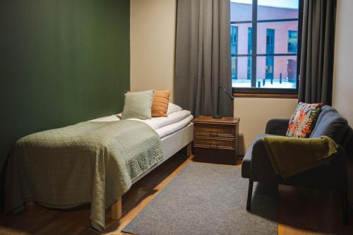 En eller flere senge i et værelse på 8 Bedroom Central Home with Sauna