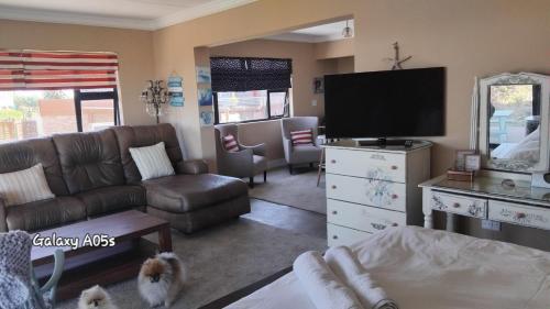 TV a/nebo společenská místnost v ubytování Seas the Breeze Romantic cottage for 2